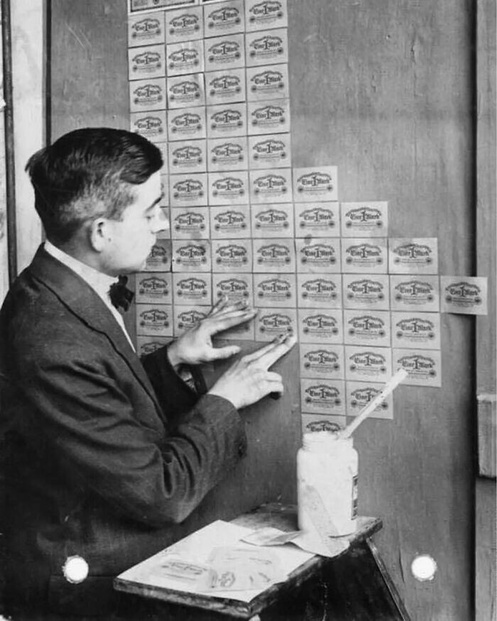 34. Гиперинфляция в Германии, 1923 год. Марки (банкноты) настолько потеряли ценность, что их использовали в качестве обоев (а ещё для растопки печей)