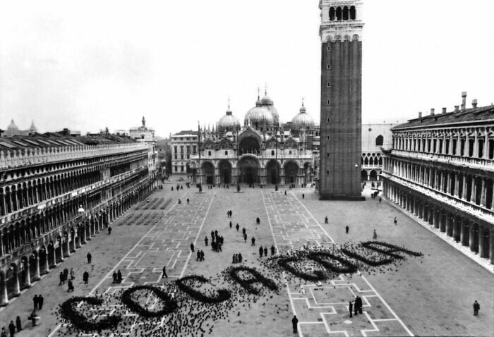 28. Реклама кока-колы 1960-х годов на площади Сан-Марко, Венеция, Италия. Зерно для голубей выложили в надпись "Кока-Кола"