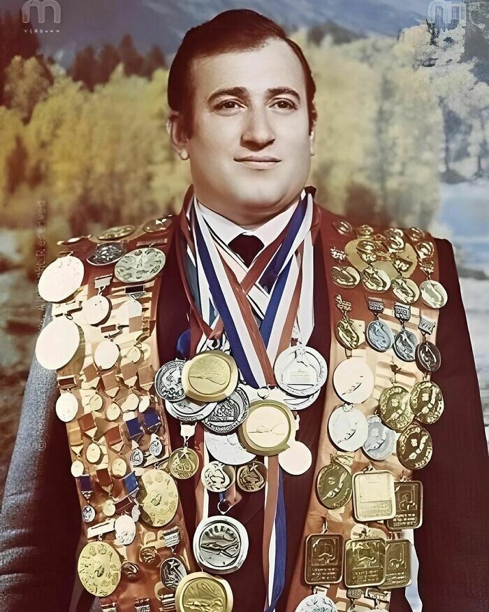 1. Шаварш Владимирович Карапетян - советский пловец, который в 1976 году в одиночку спас 20 человек из тонущего троллейбуса, упавшего с моста