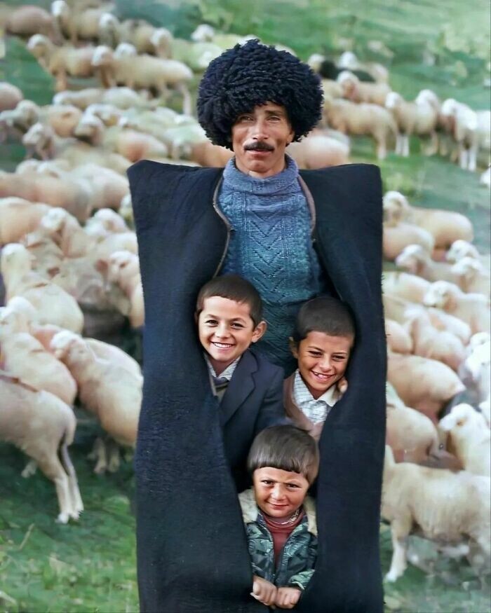5. Пастух с детьми, село Хыналыг, Азербайджан, 1970-е годы