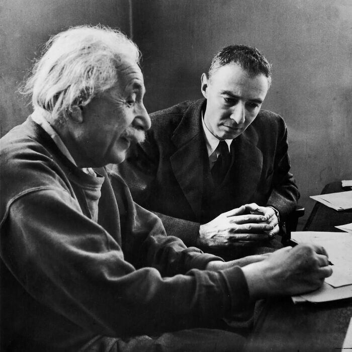 25. Роберт Оппенгеймер с Альбертом Эйнштейном в Институте перспективных исследований, США, 1947 год
