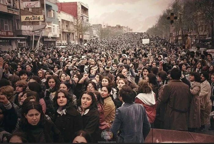 2. Тысячи иранских женщин протестуют против введения обязательного хиджаба, 1979 год