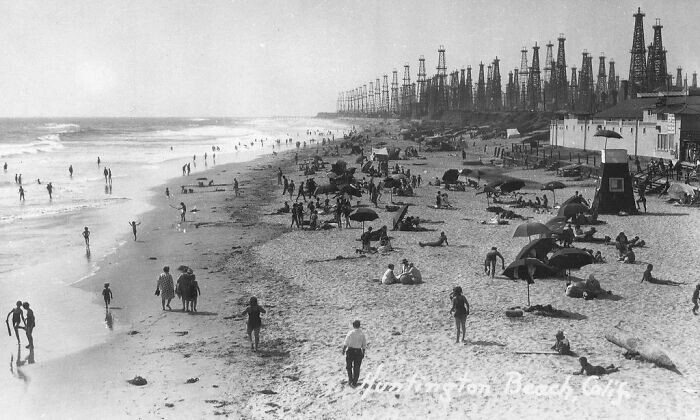 38. "Нефтяной" пляж в Хантингтон-Бич, Калифорния, 1930-е годы