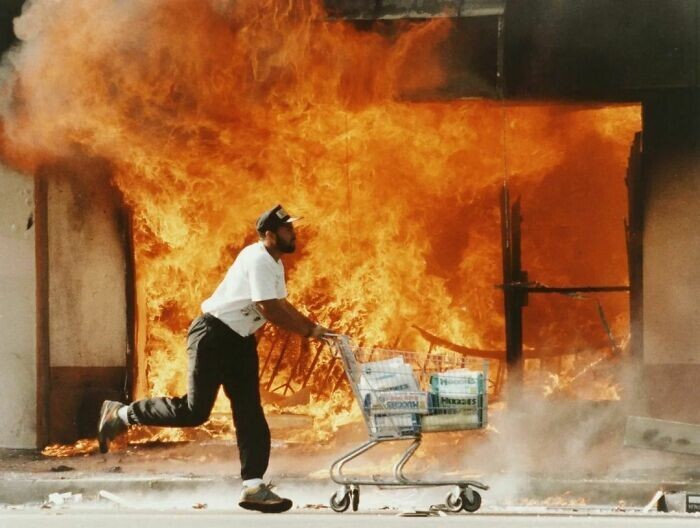 39. Мужчина с тележкой, полной подгузников, в ходе беспорядков в Лос-Анджелесе в 1992 году