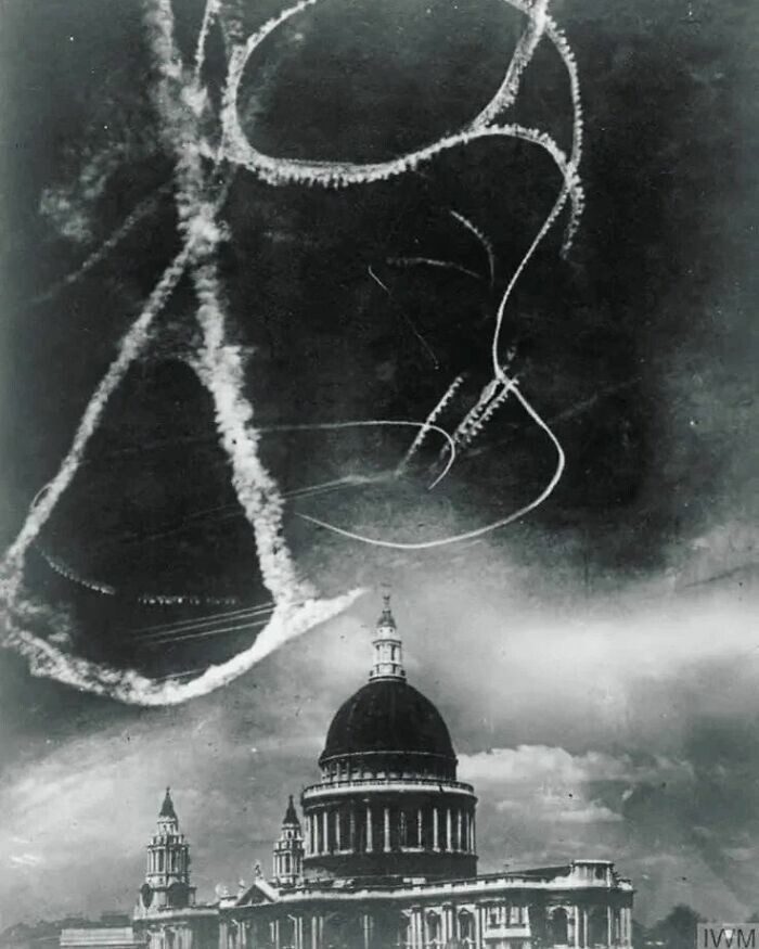 14. Немецкие и британские самолёты сражаются над собором Святого Павла во время битвы за Британию, Лондон, 1940 год