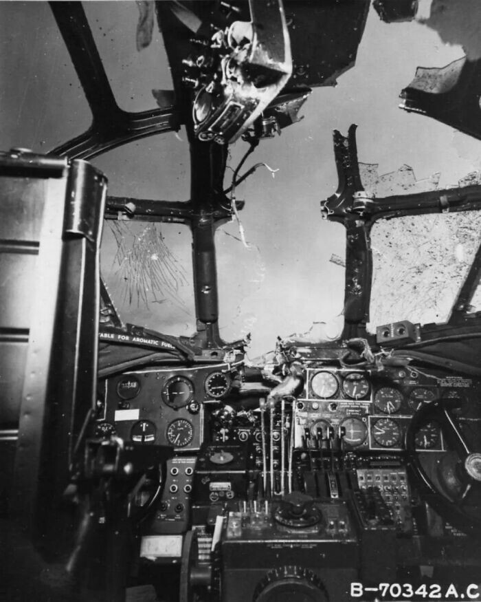 23. Кабина американского бомбардировщика B-24, повреждённого японским зенитным снарядом 27 января 1945 года