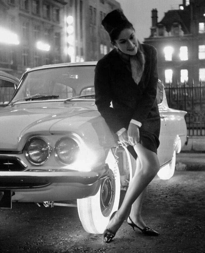 19. Женщина поправляет чулок, рекламируя шины Goodyear с подсветкой, 1961 год