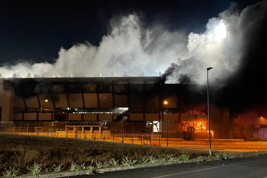 Футбольные фанаты из Италии огорчились поражению любимой команды и сожгли стадион соперников