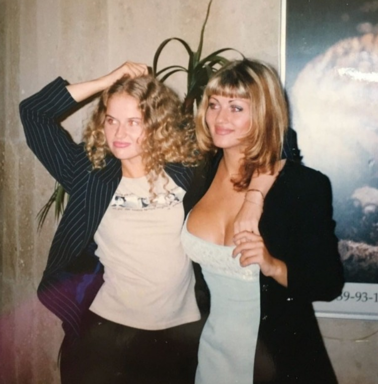 Стильные 90-е: как девушки готовились к дискотеке в "лихие" года
