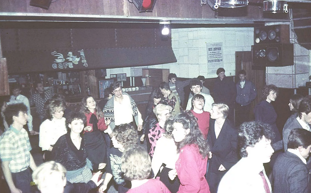 Стильные 90-е: как девушки готовились к дискотеке в "лихие" года
