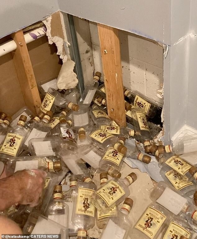 Супруги обнаружили, что стена в их новом доме забита пустыми бутылками