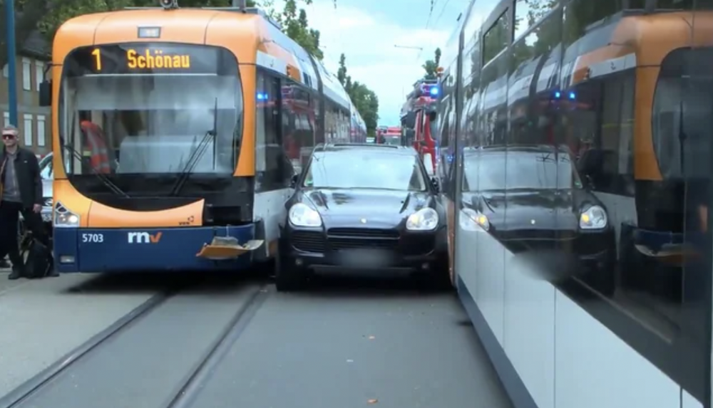 2. "Порше" пытался обогнать трамвай, но застрял между двумя