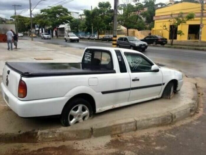 Бразильские строители зацементировали автомобиль после того, как водитель отказался сдвинуть его с места