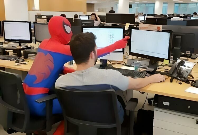 В свой последний рабочий день этот работник банка пришёл в костюме Человека-паука