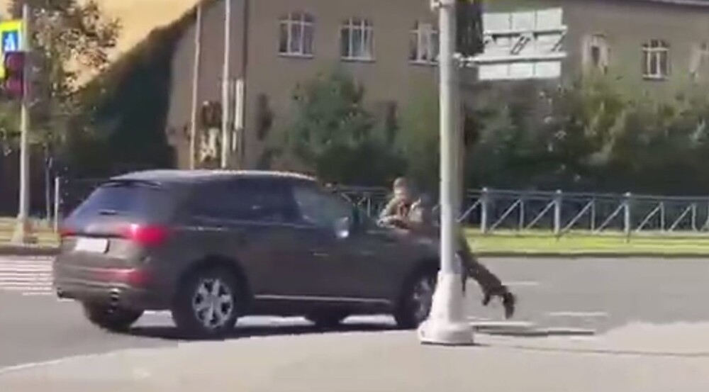 Женщина сбила мужчину и прокатила его на капоте своего автомобиля Audi Q5