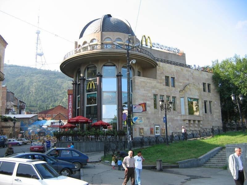 Первый грузинский Макдональдс, в построенном специально для него здании на проспекте Руставели, Тбилиси, открылся в 1999 году.