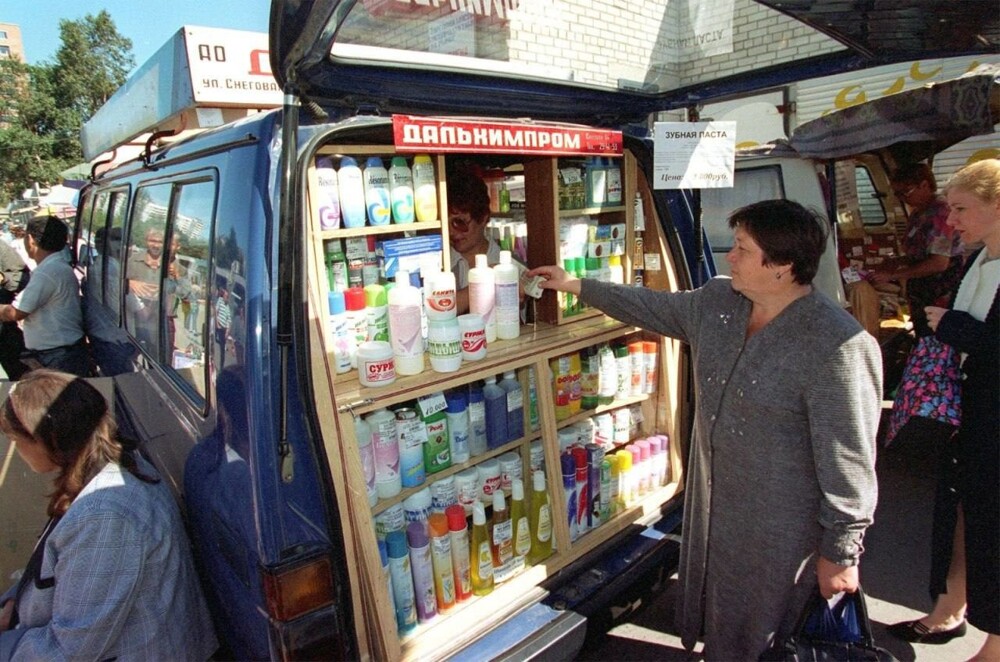Мобильная торговая лавка на улицах Владивостока. 1997 год