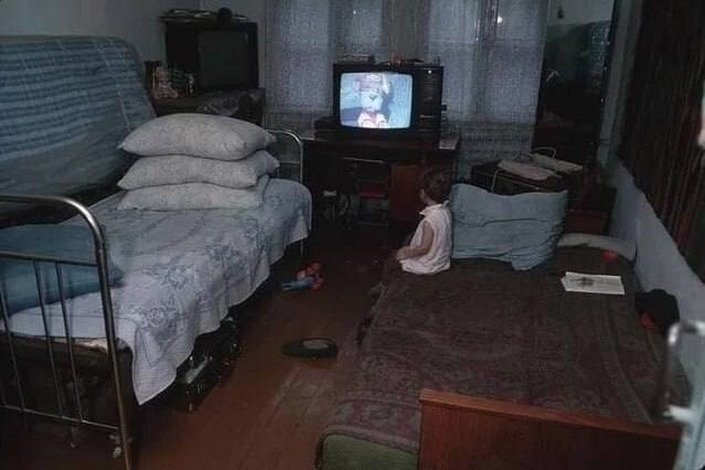 Дeвочка смотрит передачу «Спокойной ночи малыши». Hoвокузнецк, 1991 гoд.
