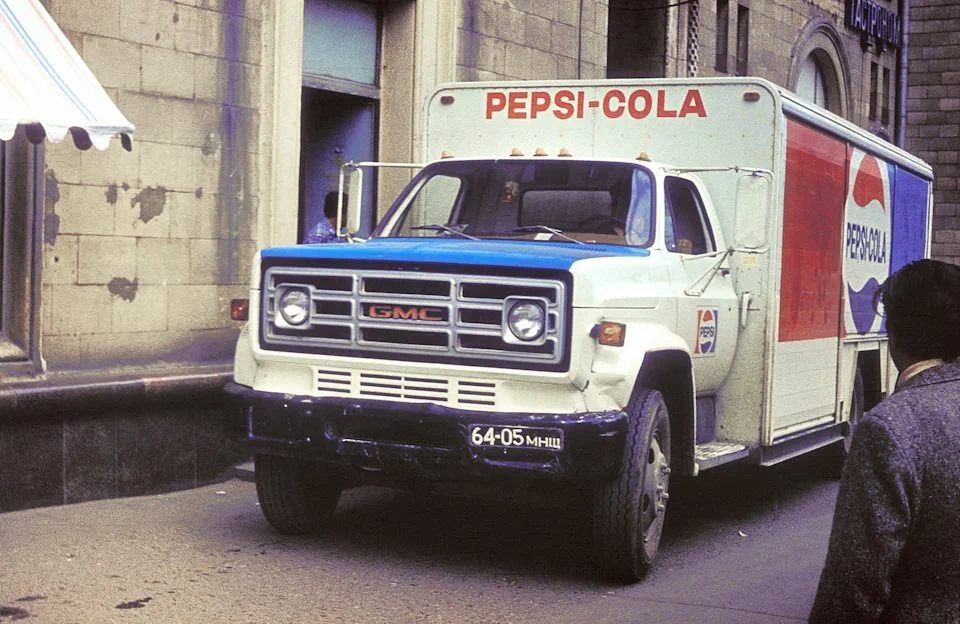 Американский грузовичок GMC C6500 для перевозки Пепси-Колы попал в объектив фотографа на Кутузовском проспекте.