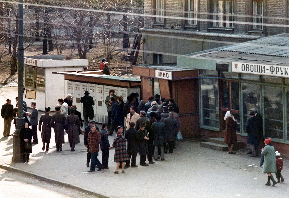 Ларёк с пивом на Ярославской улице.