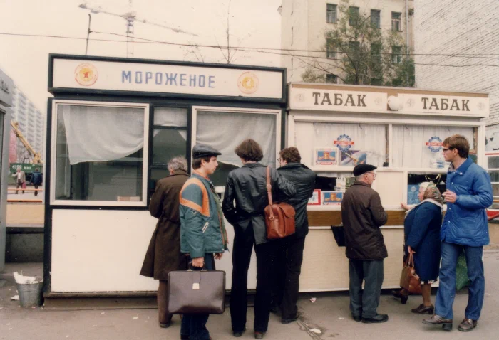 Ларьки с мороженым и табаком на Октябрьской площади (ныне - Калужская площадь).