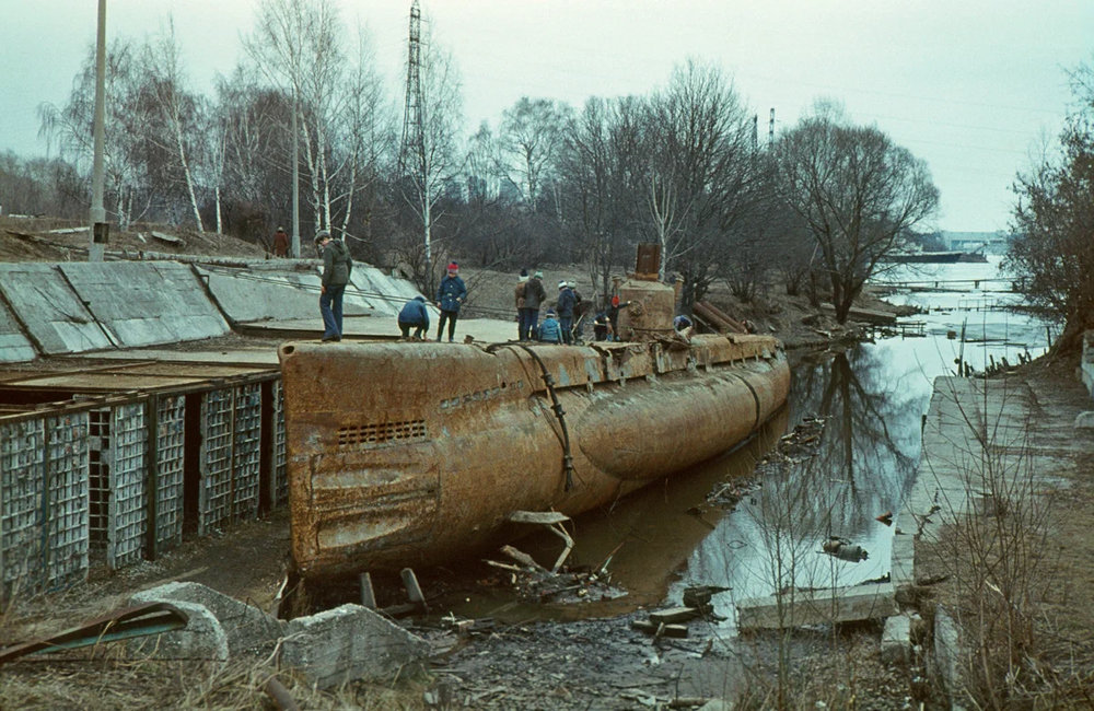 Списанная и брошенная около Химкинского водохранилища подводная лодка. Находилась она неподалёку от Северного речного вокзала.