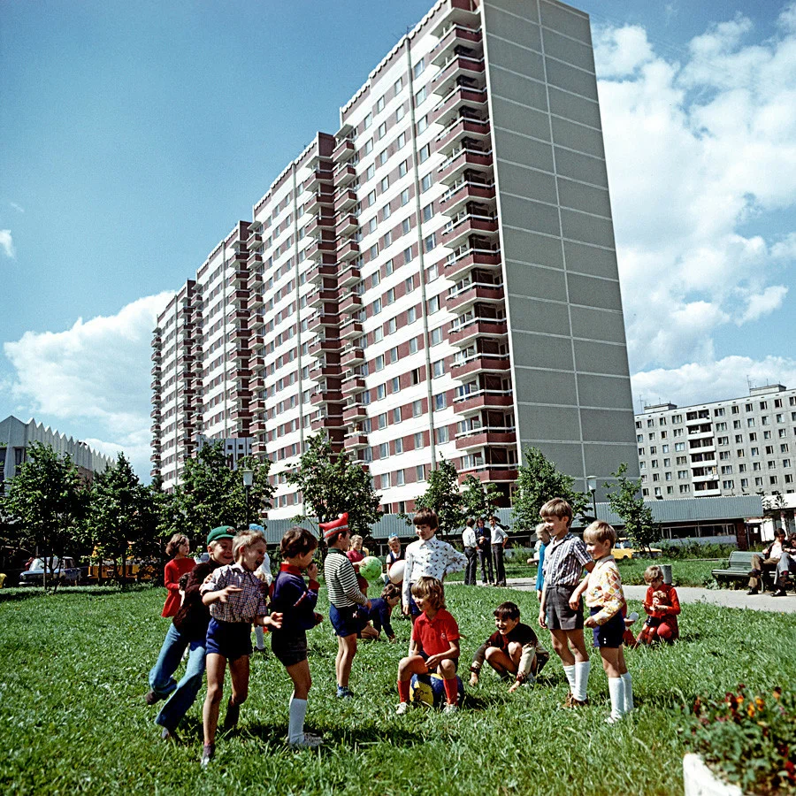 Дети резвятся на газоне около дома по адресу Ленинский проспект, 148.