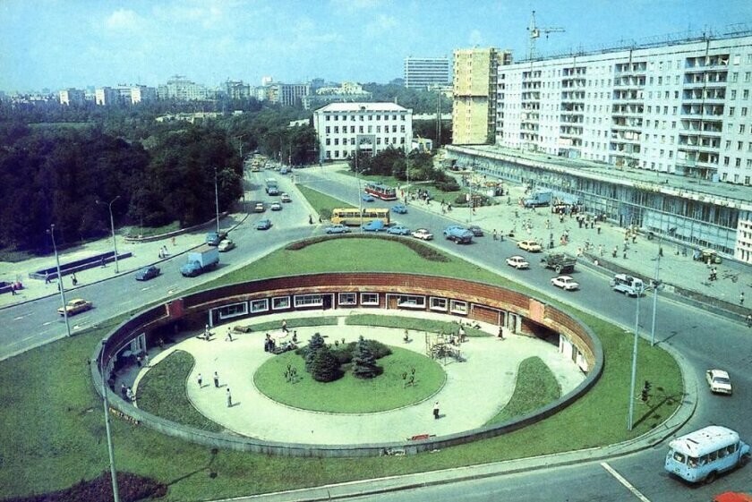 А так выглядела Площадь Коммунаров в мирном и спокойном городе Донецке..
