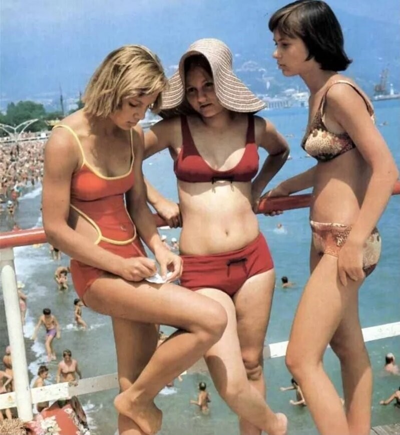 Девушки проводят лето на одном из черноморских курортов.