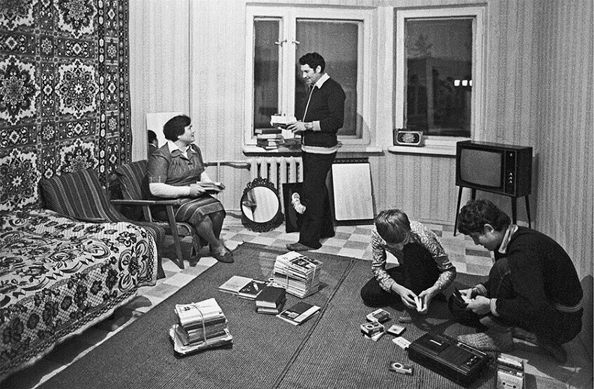 Очередная советская семья вселилась в новую квартиру. На этом фото — новоселы города Северобайкальска.