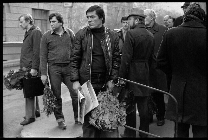 Утренняя очередь в Сандуновские бани Владимир Соколаев, 30 апреля 1984 года, г. Москва