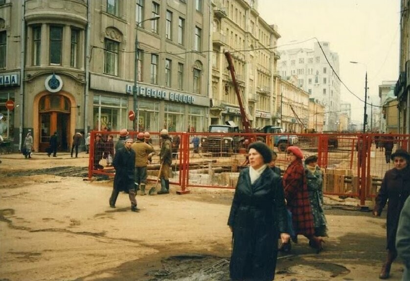А в Москве тем временем начали делать первую пешеходную улицу — Арбат