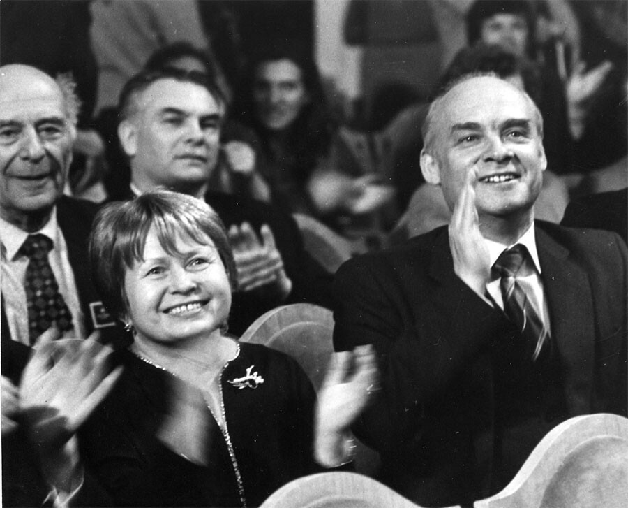 Композитор Александра Пахмутова и поэт Николай Добронравов в зрительном зале. 7 июня 1984 года.