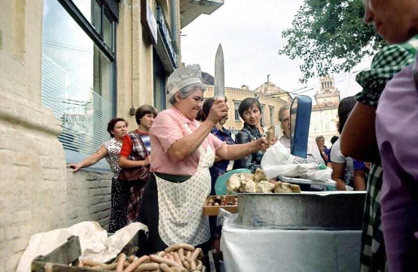 Киев, идет оживленная торговля мясом и мясопродуктами.