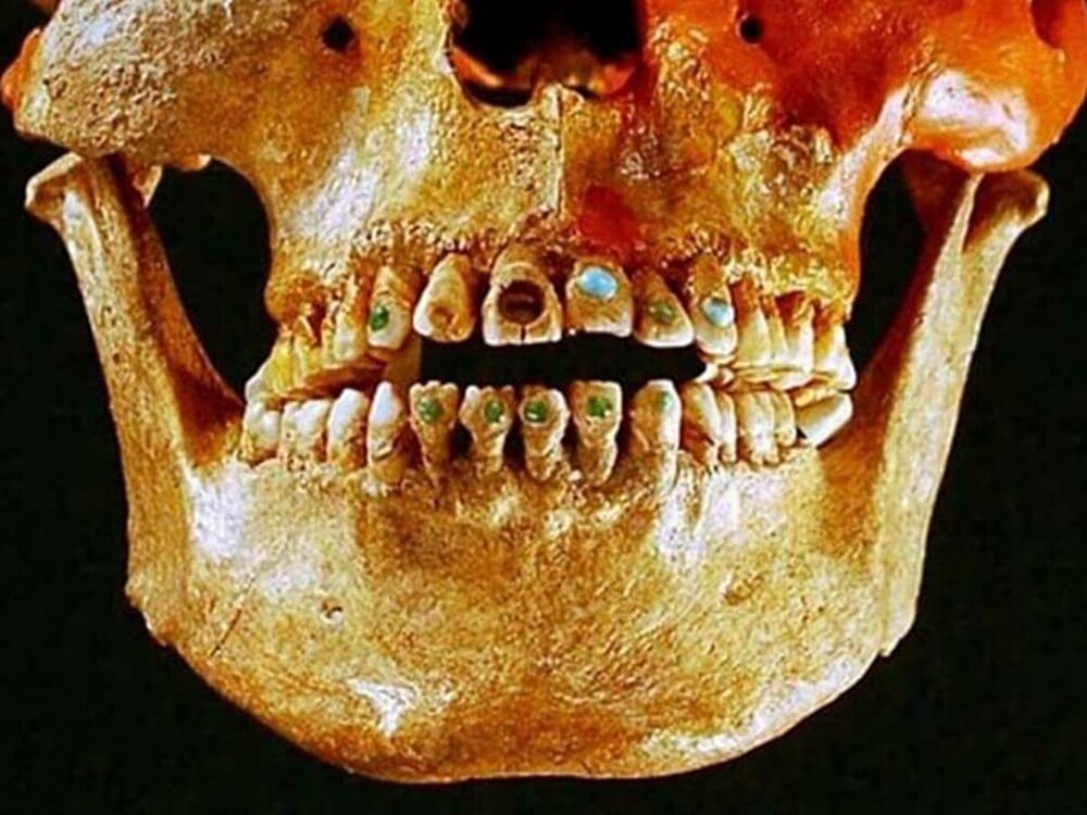 Как и зачем древние майя украшали зубы драгоценными камнями