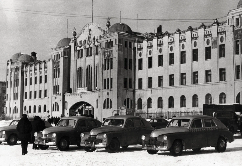 Куйбышев (ныне Самара), стоянка такси около здания управления железной дороги, 1948 год.
