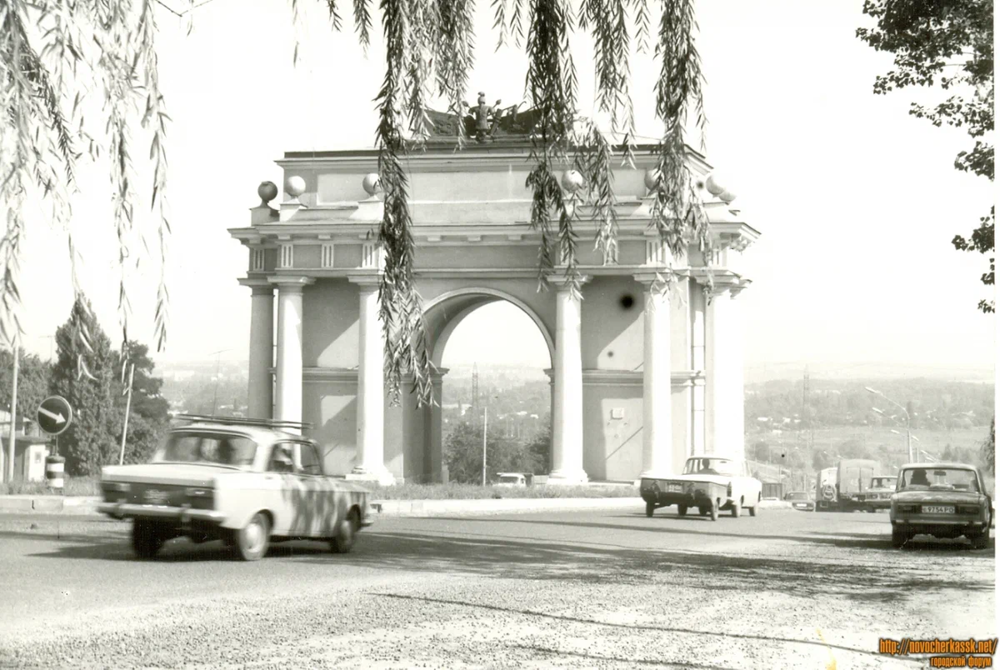  Новочеркасск, Ростовская область, спуск Герцена, Триумфальная арка, 1988 год.