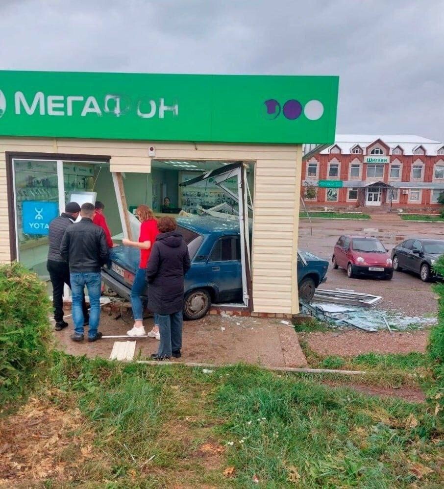 В Татарстане пенсионер на «Жигулях» врезался в салон сотовой связи