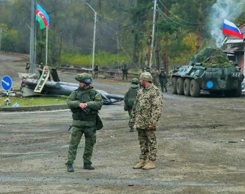 ВС Азербайджана развернуты на линии соприкосновения в Нагорном Карабахе, им навстречу выдвинулись войска российских миротворцев