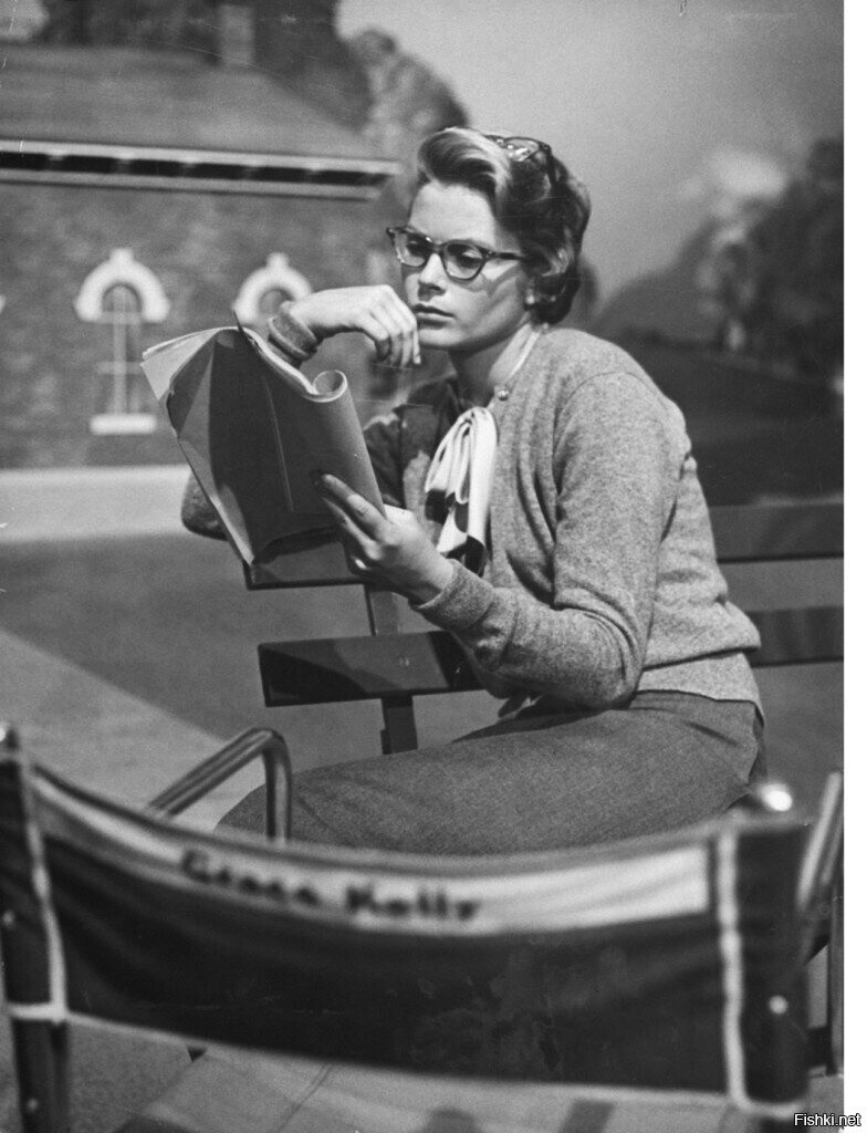 Grace Kelly читает сценарий фильма The Country Girl (1954)
