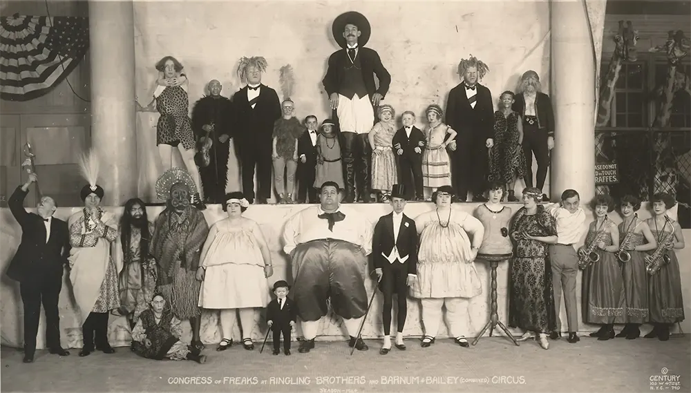 «Классная фотография» 1924 года, цирк братьев Ринглинг и Барнума и Бейли. Джордж Мьюз — третий слева в верхнем ряду; Вилли —третий справа