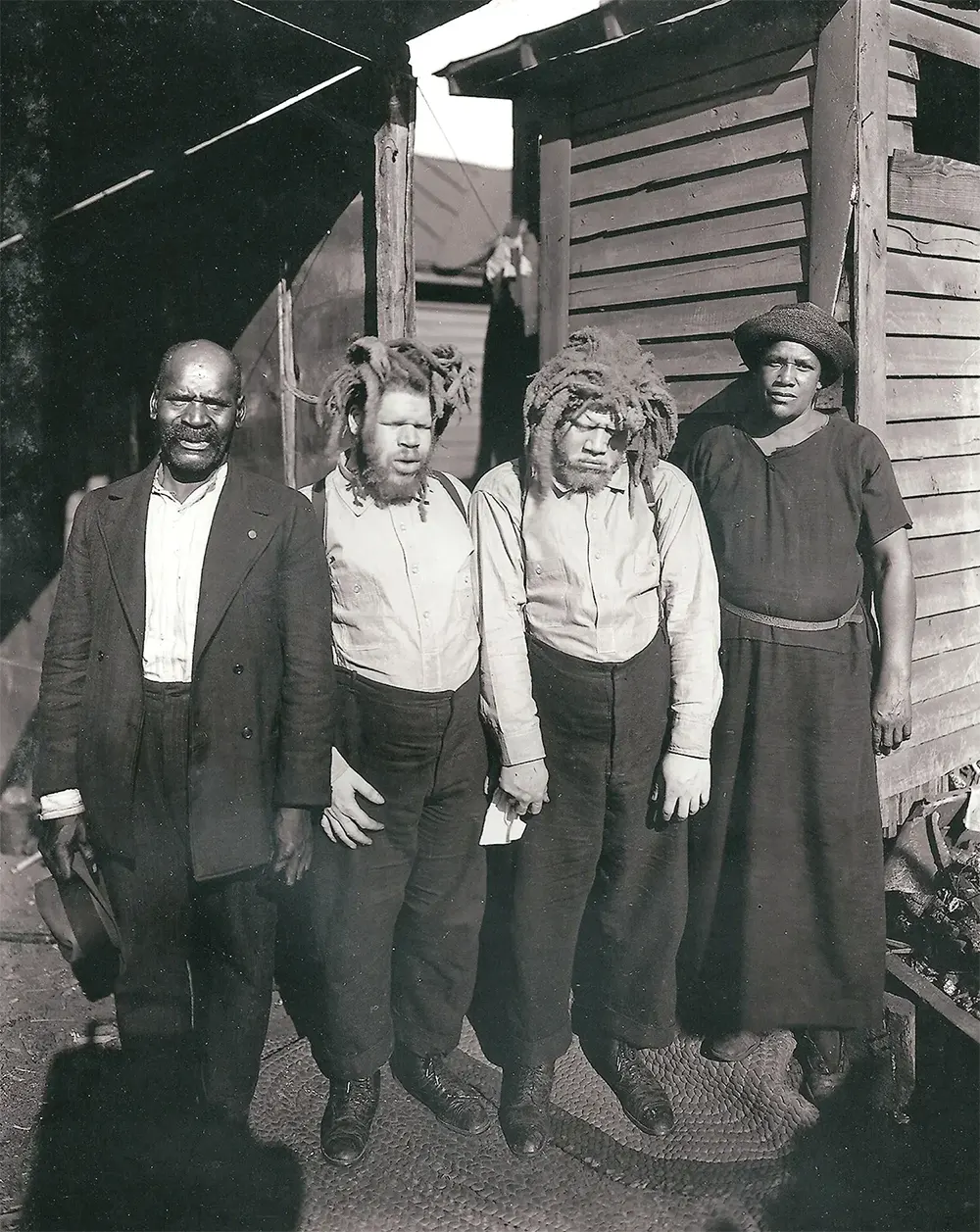 Харриетт Мьюз (справа), её муж Кэбелл (крайний слева) с братьями Мьюз вскоре после того, как она нашла их на цирковом выступлении в 1927 году