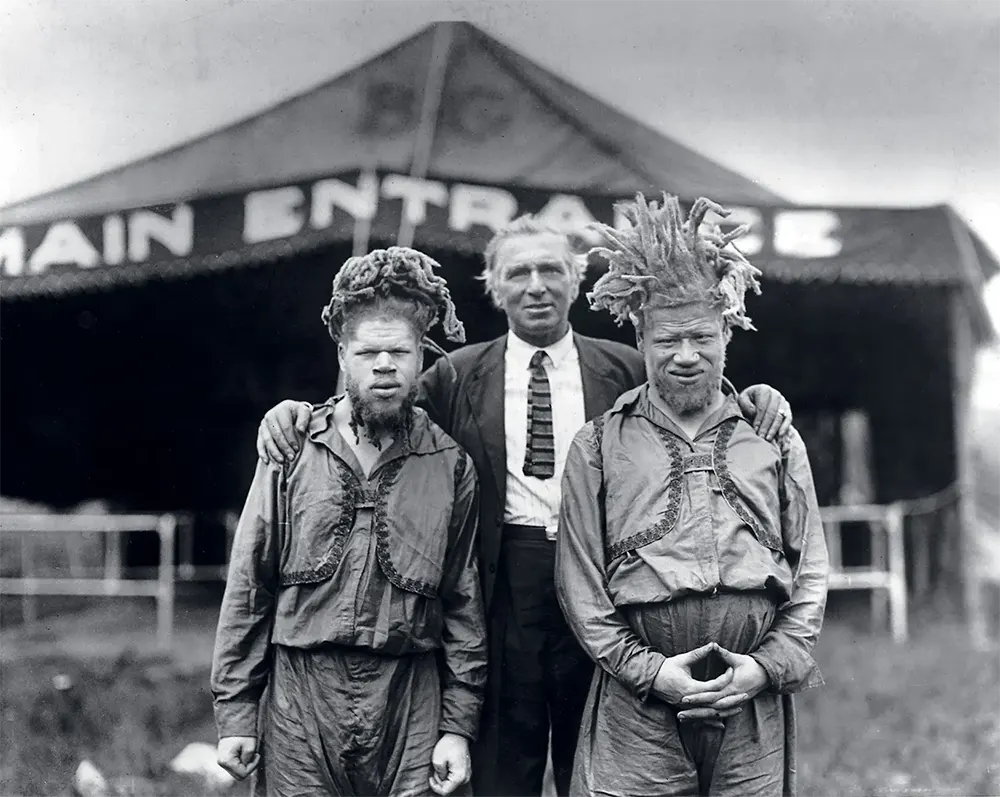 Братья Мьюз: Вилли (слева) и Джордж с шоуменом Элом Барнсом, 1918–22 гг.