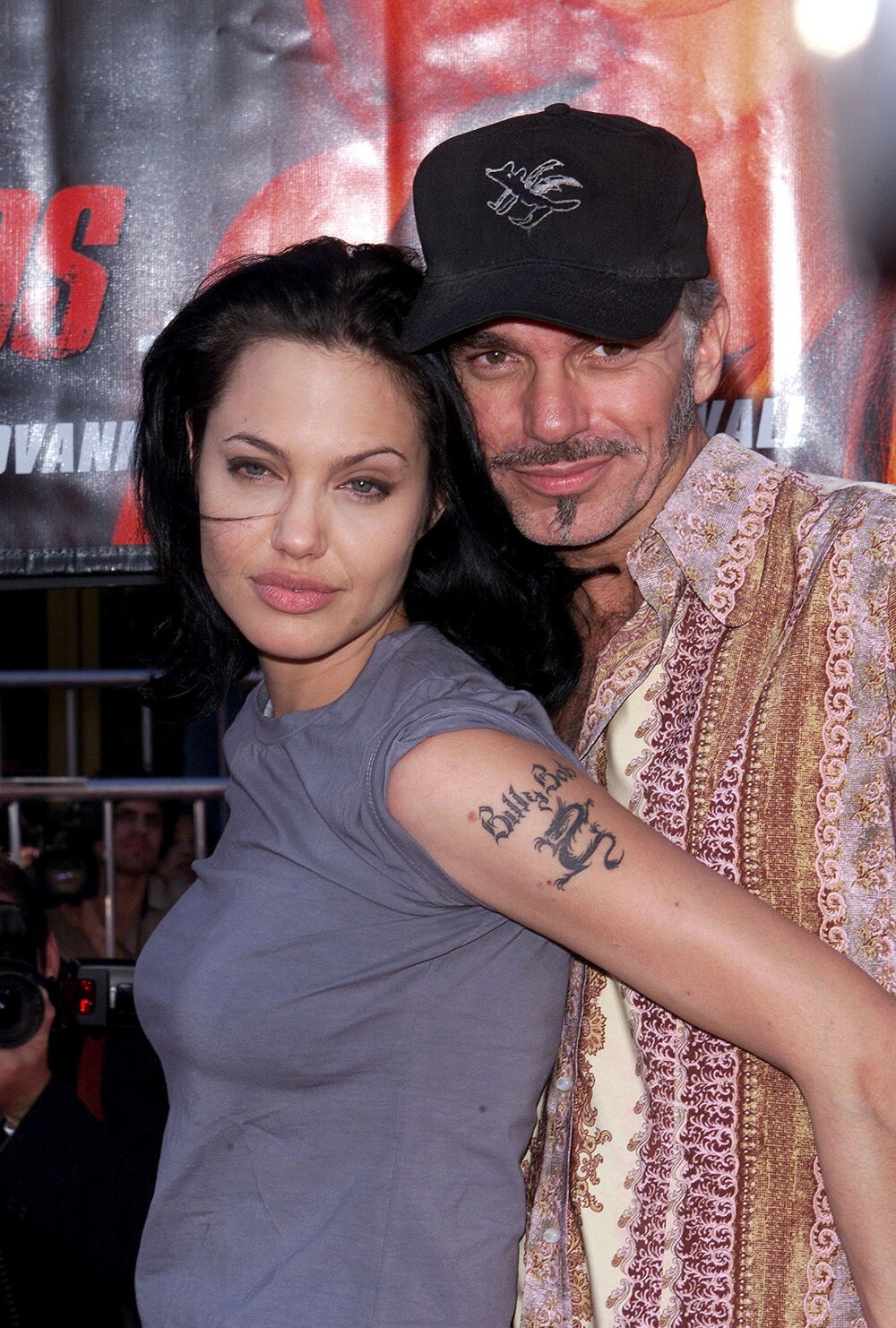 За месяц до своего 25-летия Анджелина вышла замуж за коллегу по фильму "Управляя полетами" Билли Боба Торнтона. Спустя 2 года они расстались