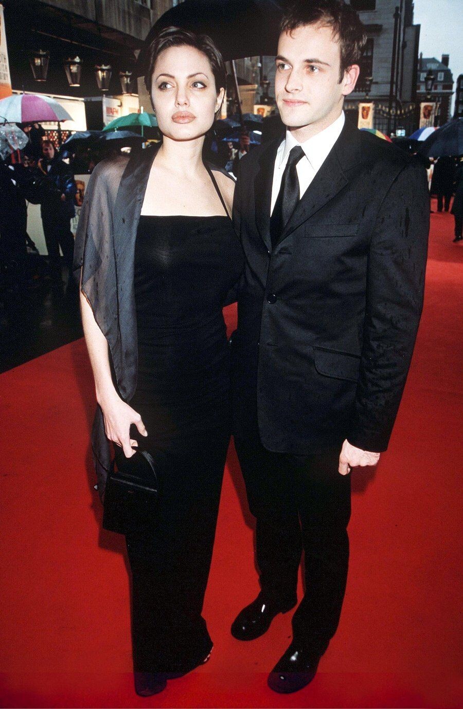 17. В 21 год Анджелина Джоли вышла замуж за коллегу по фильму "Хакеры" Джонни Ли Миллера. Их союз распался спустя 3 года