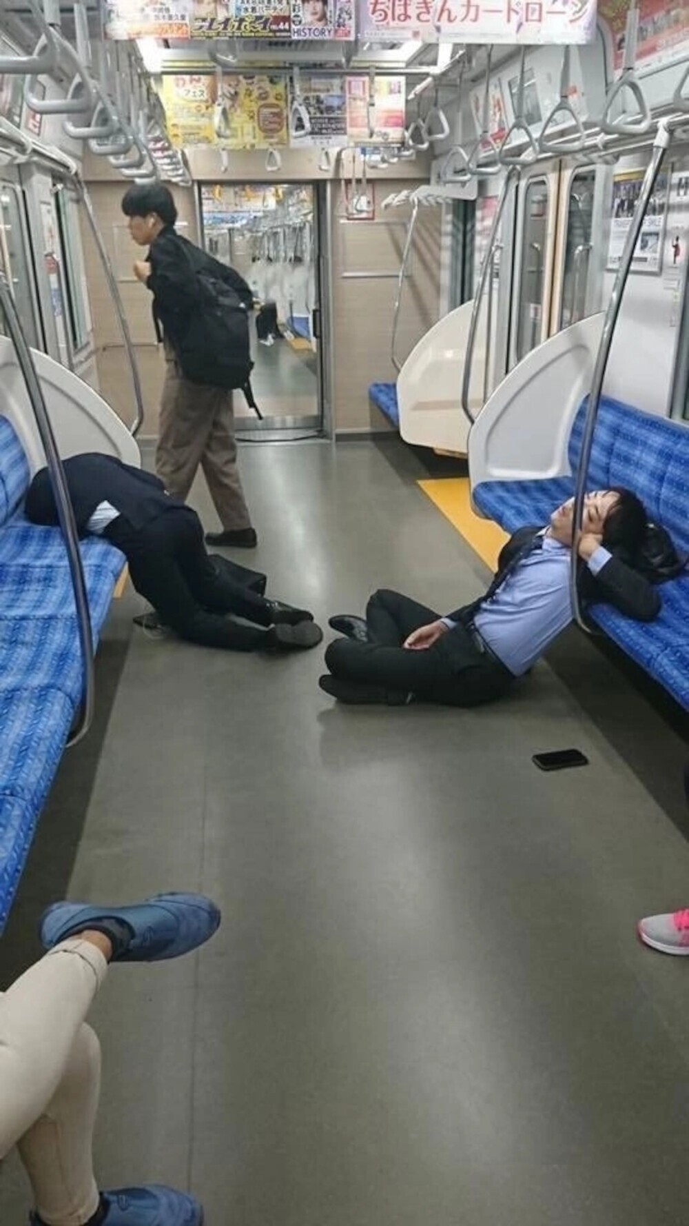 Спящие японцы на улице.