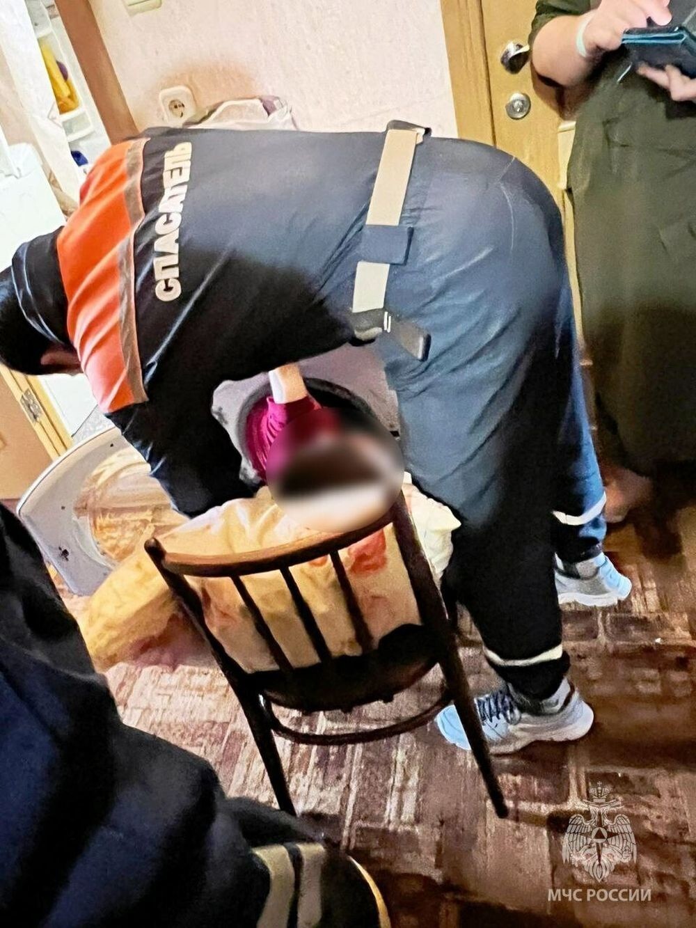 В Татарстане спасатели вызволили из стиральной машины пятилетнего ребёнка