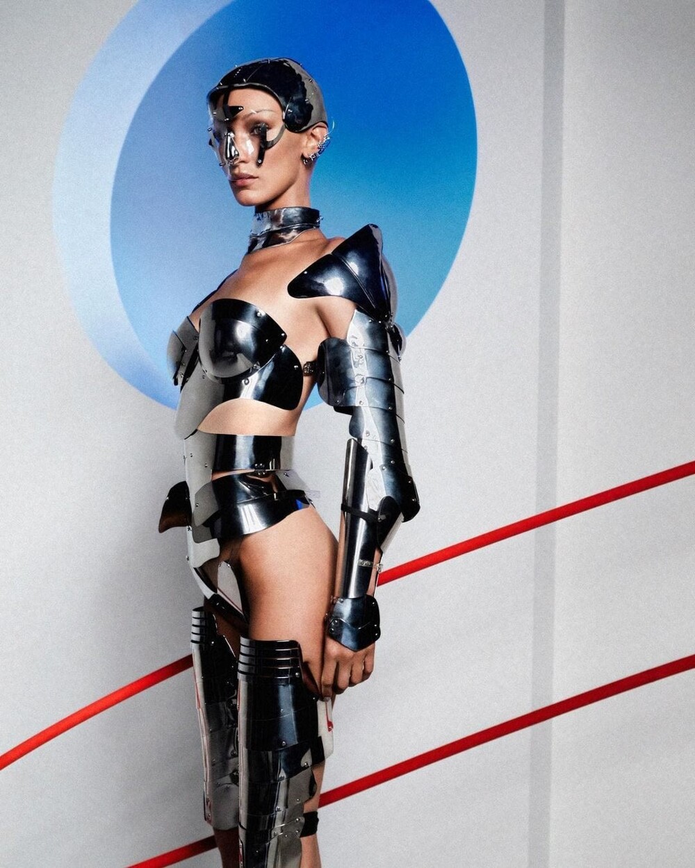 Белла Хадид снялась в инопланетной кампании модного бренда