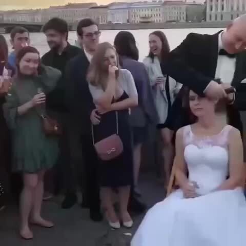 Видео где невесту продолжили брить, в сеть не выкладывали 