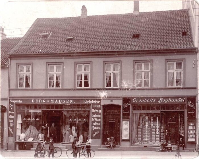 18. "Фотография магазина одежды "Berg Madsen", принадлежавшего моим прабабушке и прадедушке в Дании. Приблизительно 1910 год"